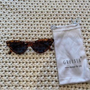 Cat eye sunglasses tortoise